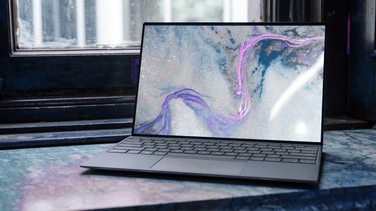 Aufgeklappter Laptop mit einer Website auf einem Schreibtisch