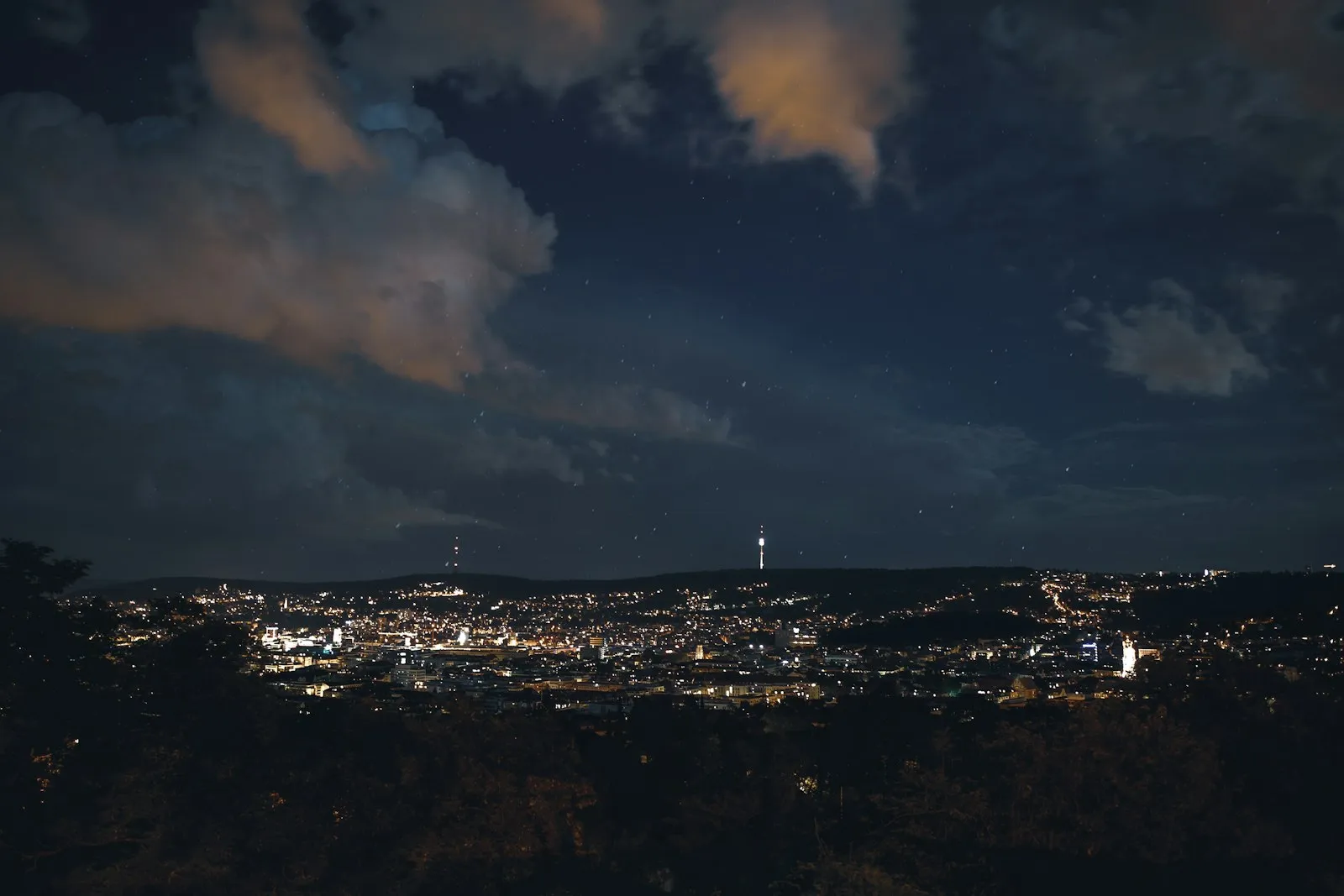 Stuttgart bei Nacht — Kessel-Panorama mit Fernsehturm
