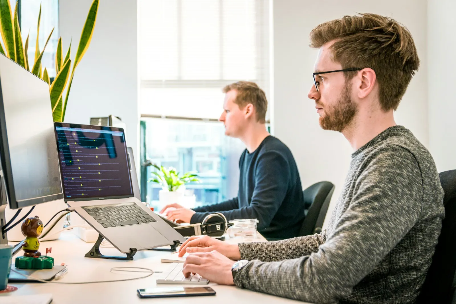 Praxisteam an einem Bildschirm mit digitaler Oberfläche