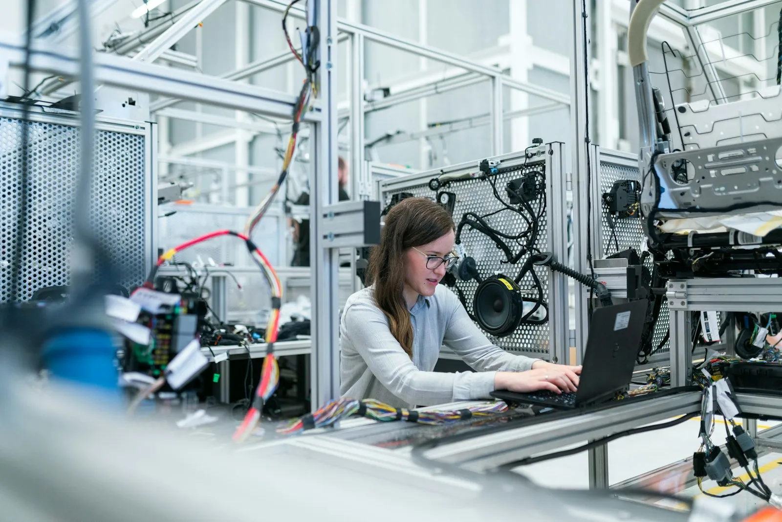 Konzentriertes Arbeiten an einer digitalen Praxis-Oberfläche
